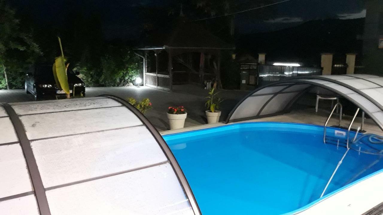 מלון סובאטה Vila Eszter מראה חיצוני תמונה